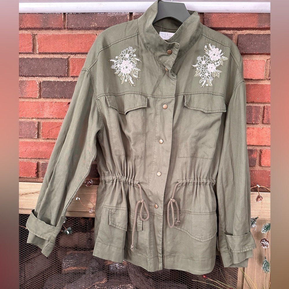 🛍️ Time and Tru green embroidered floral jacket like new condition.